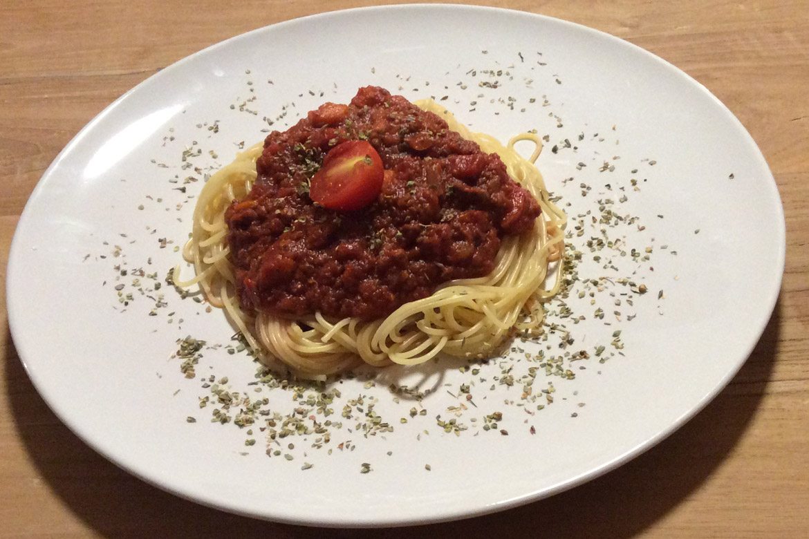 Echte italienische Spaghetti Bolognese und ihr veganes Gegenstück ...